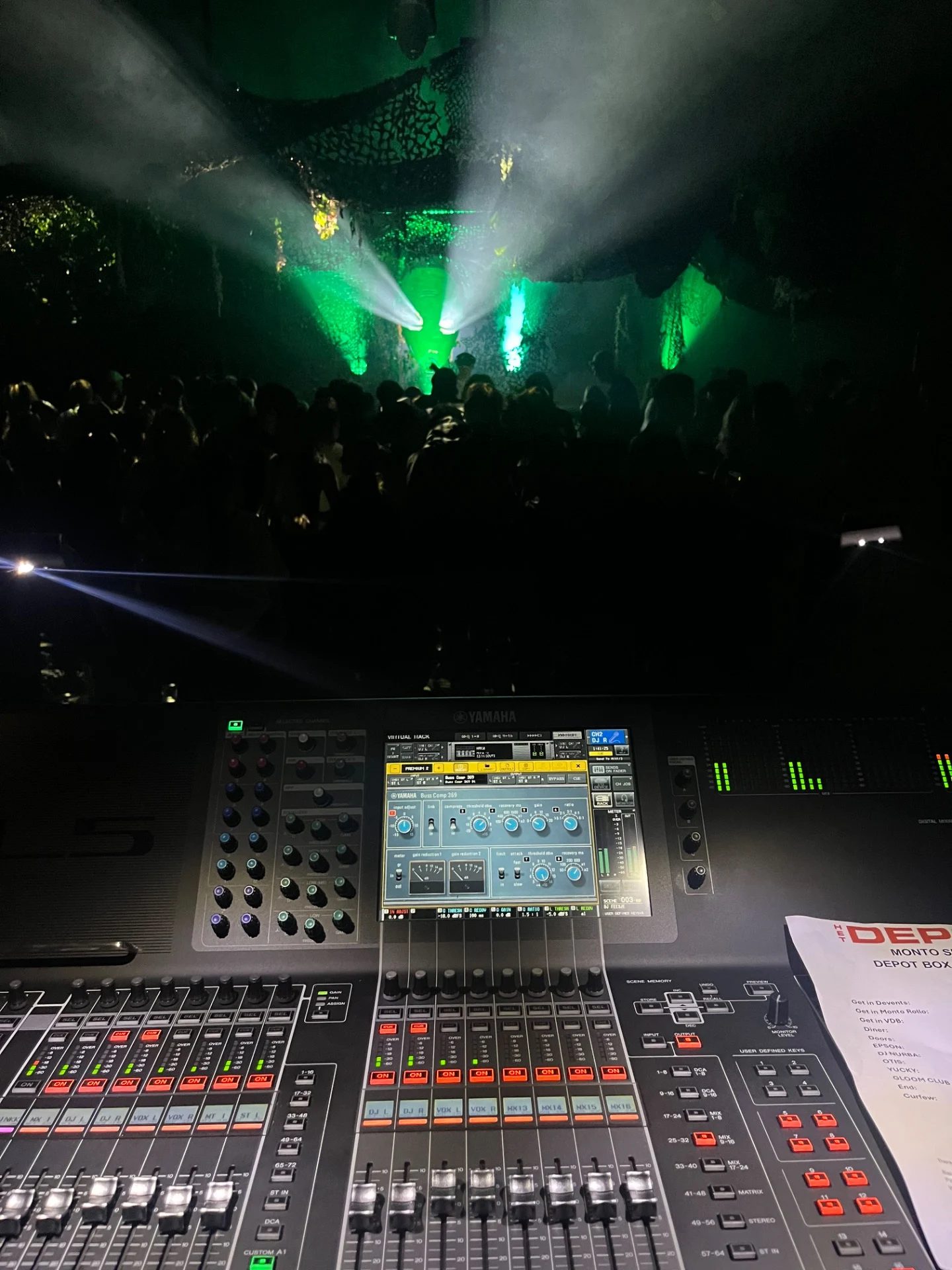 Console de mixage et faisceaux lumineux pendant une production live