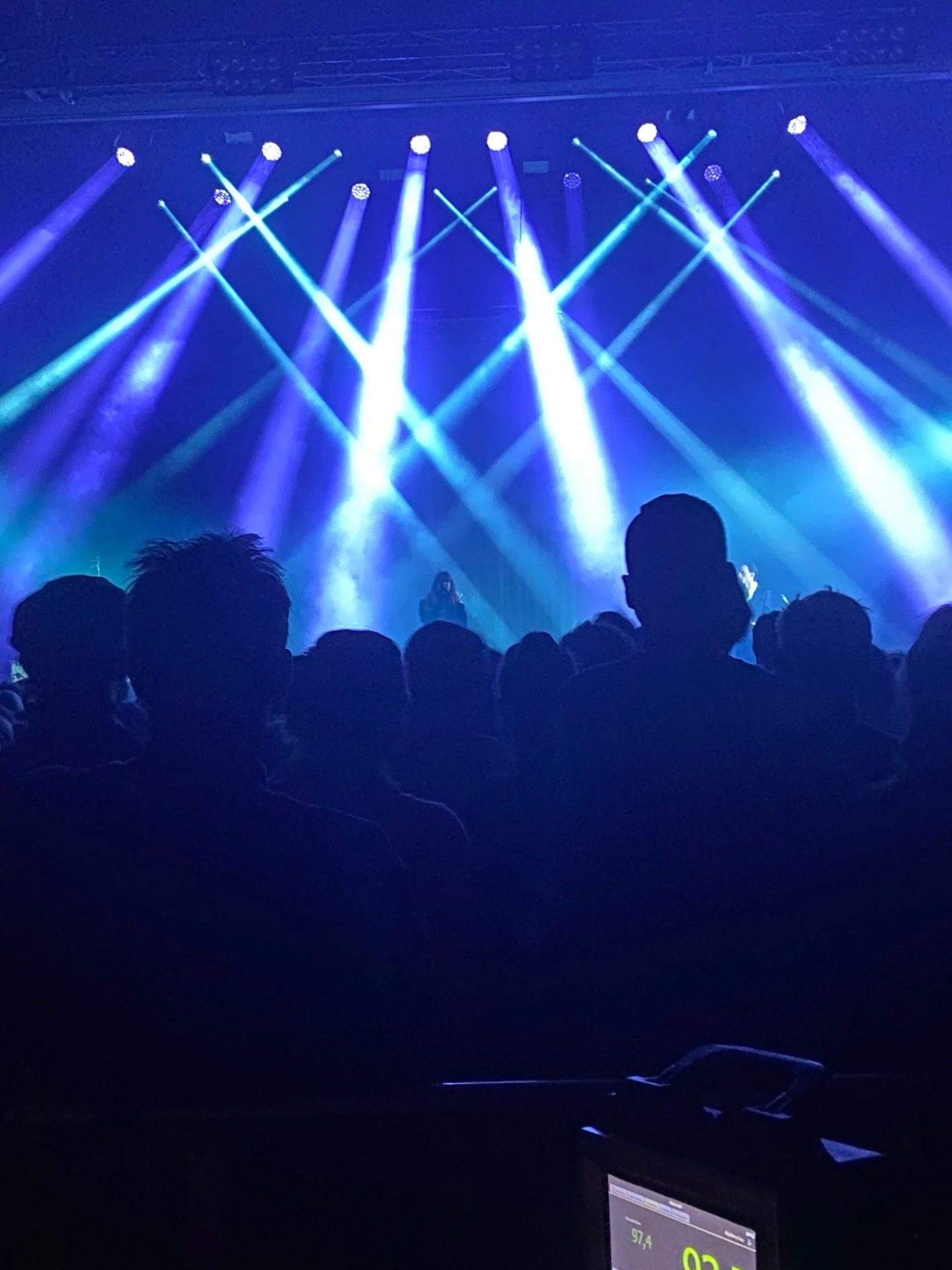 Faisceaux lumineux au-dessus du public pendant un concert