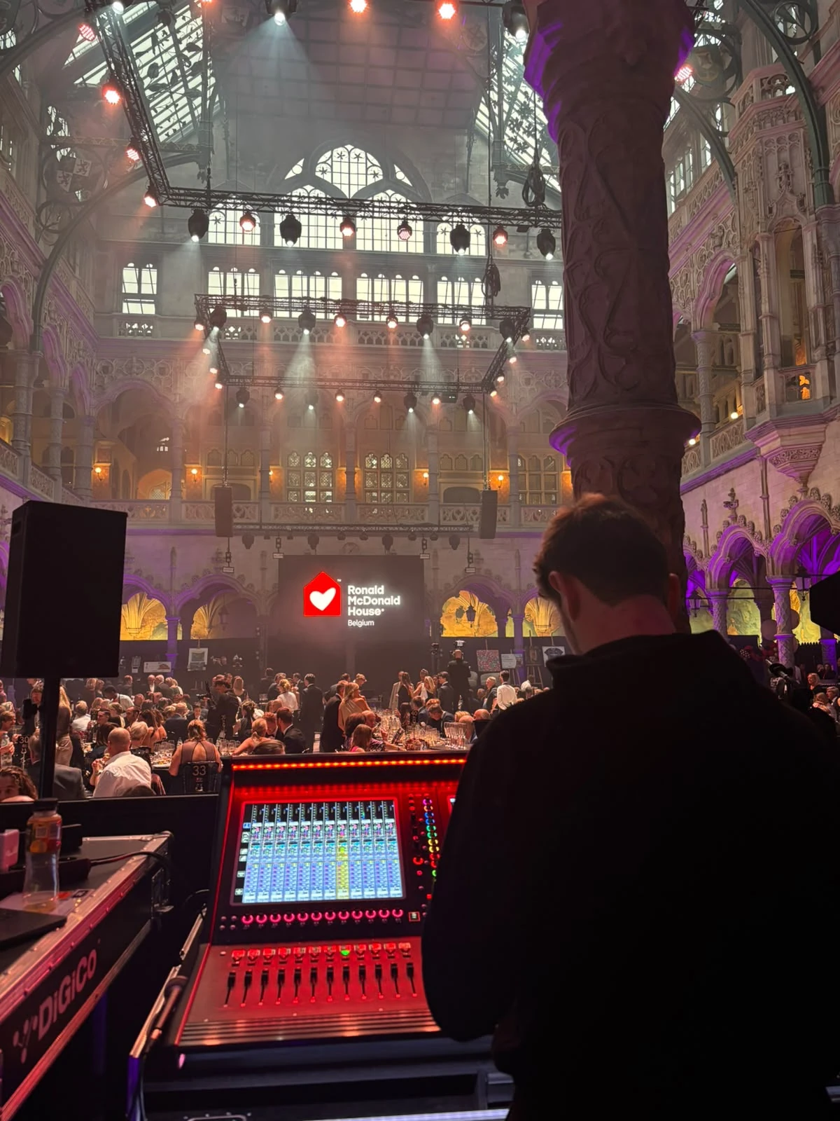 Lennert Van de Velde à la console de mixage lors d’un événement